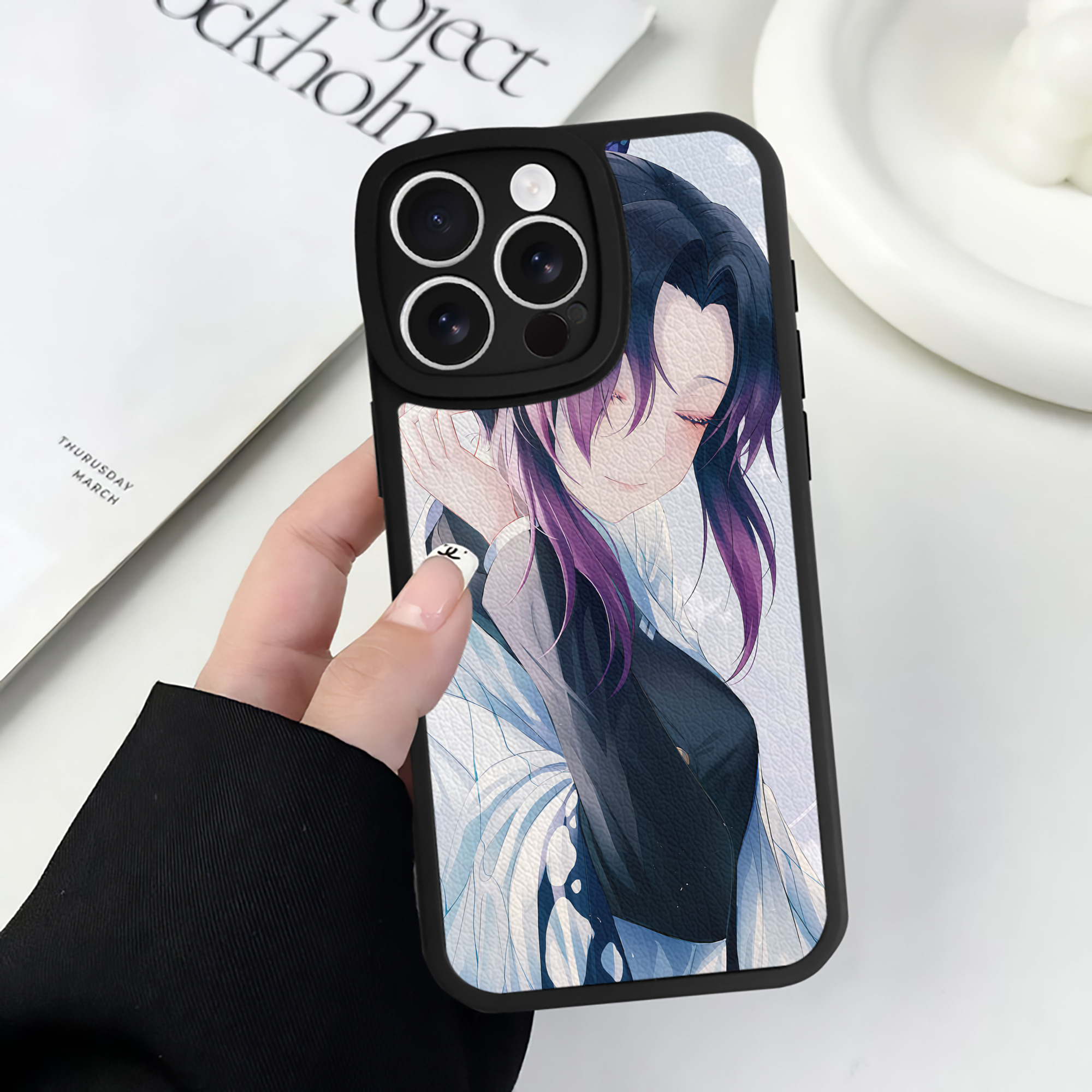 （画像用） 鬼滅の刃（きめつのやいば）蟲柱-胡蝶 しのぶ／こちょう しのぶ Kochou Shinobu 【iPhone 16シリーズ対応】シリコンスマホケース（レザー調） 材質：シリコン